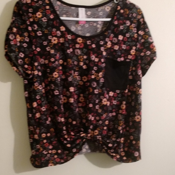 🌺Super cute floral twist front top - Picture 2 of 4